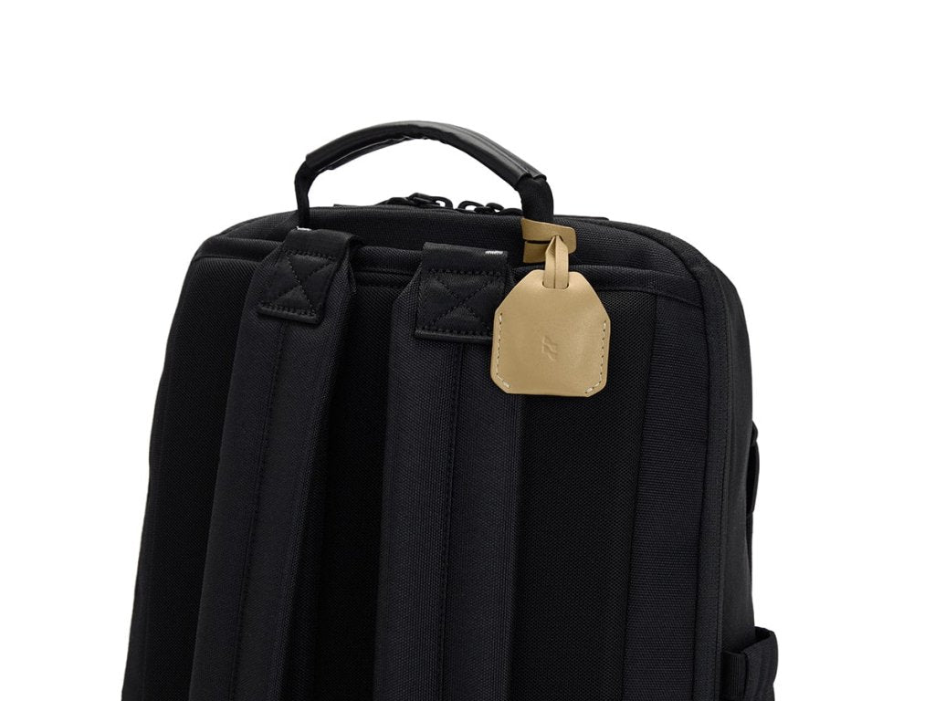Bagsy_LOJEL_ILOJ 2_Iloj – AirTag Holder_EDC - AH - SND - 01 - WCH - GL_Sand