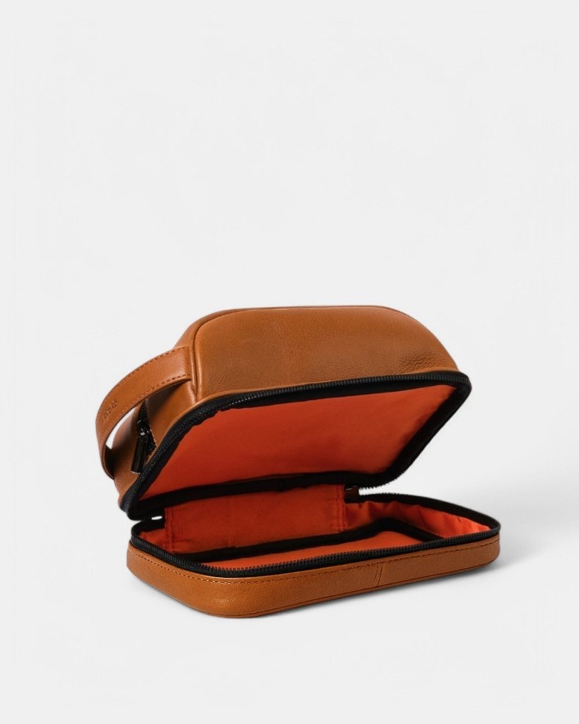 BAGSY_Ryokō_Accessories_Liwa Dopp Kit | Tan_ACC - LWK - TN - 002_
