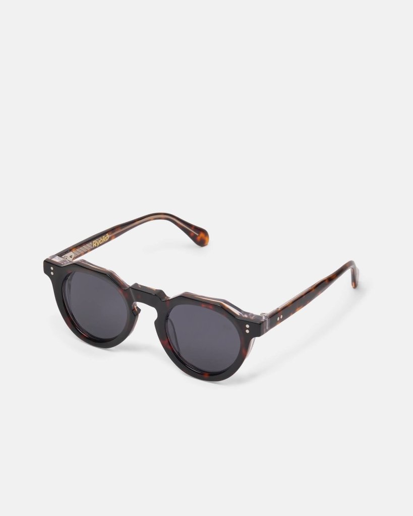 BAGSY_Ryokō_Sunglasses_ClassicCharm Sunglasses (Tortoise - Grey)_1813 C02_