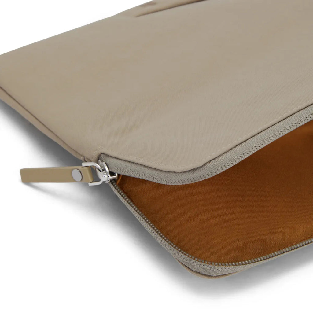 Bagsy_Lojel_SEMO_SEMO Laptop Sleeve 16"_SEM - LL - TTP - 01 - SCS - GL_Tierra Taupe