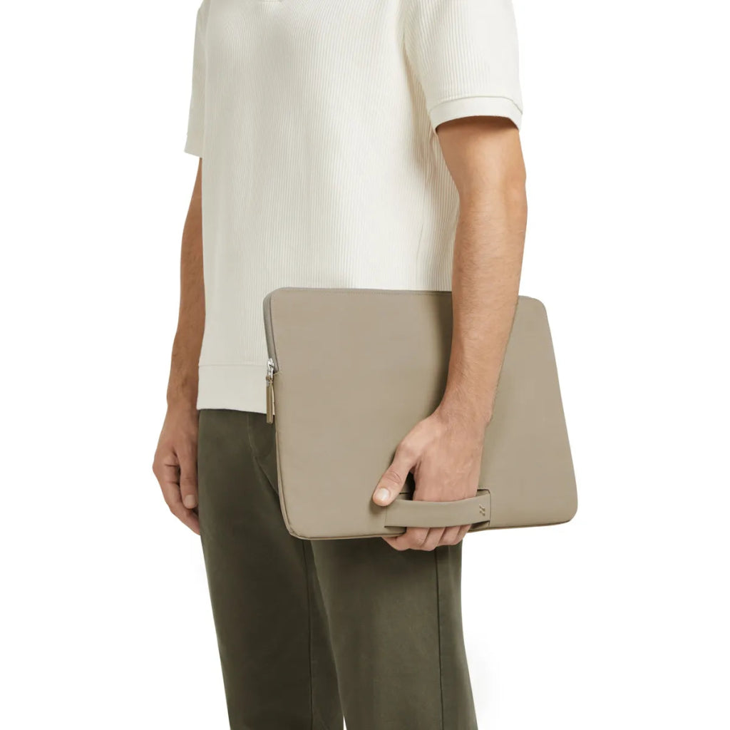 Bagsy_Lojel_SEMO_SEMO Laptop Sleeve 16"_SEM - LL - TTP - 01 - SCS - GL_Tierra Taupe